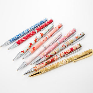F-STYLEは、和紙の小物や手作りの京都アイテムを使ったオリジナル筆記具のオンラインショップ。折り紙や千代紙のような伝統的な素材を使用した、オンリーワンの高級ギフトです。桜や友禅柄など自然の美しさと美濃和紙の伝統工芸を組み合わせた、和柄の手作りボールペン・メタルペン・シャープペン・万年筆が人気。 自然素材の持つ風合いや独自のデザインが魅力で一点一点が丁寧な手作りです。どのボールペンもハンドメイドで一点モノの魅力を持つ特別感。さくら・押し花・成人式・父の日・母の日・就職祝い・敬老の日・誕生日プレゼント