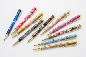 F-STYLE（エフスタイル）のハンドメイドボールペンは、日本製の美濃和紙や岐阜銘木共同組合の屋久杉を使用し、職人の伝統工芸により手づくりされています。金属や宝石を使った高級木製ボールペンやウッドボールペン、お花のボールペン、スワロフスキーボールペン、金属シャープペン、アクリルボールペンなど、幅広いボールペンを通販サイトで提供。おしゃれなF-STYLEボールペンは、贈り物やギフトにおすすめ。 メタルペン スワロフスキーボールペン 和紙小物 シャープペン 万年筆 ウッドペン 木材 木製ボールペン 木軸ボールペン 真鍮 お花ボールペン 香るボールペン プレゼント F-STYLE エフスタイル fスタイル f/style f-style 通販サイト ネットショップ 岐阜雑貨かわいい プレゼント 専門店 OEM ギフトショー ハンドメイド雑貨 販売 人気ランキング 美しいボールペン みやびな文具 キレイな模様の和紙 オンラインショップ